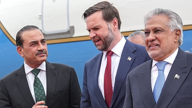 Von links: Pakistans Armeechef Syed Asim Munir, US-Vizepräsident JD Vance und Pakistans ...