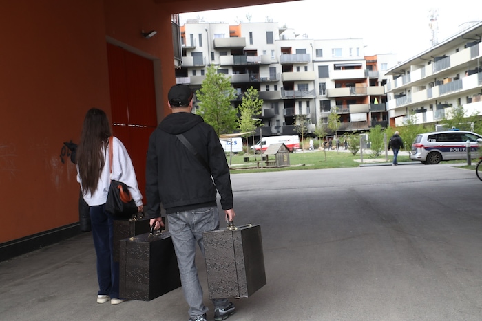 Die beiden Geschwister ziehen zu Verwandten, die Wohnung ist stark betroffen.