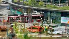 Der Bus war direkt in das Foyer der Billa-Filiale gekracht.