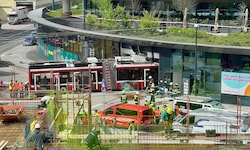 Der Bus war direkt in das Foyer der Billa-Filiale gekracht.