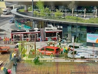 Der Bus war direkt in das Foyer der Billa-Filiale gekracht.