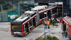 Obus prallte in den Eingangsbereich eines Supermarktes im Stadtteil Itzling.
