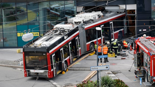Obus prallte in den Eingangsbereich eines Supermarktes im Stadtteil Itzling.