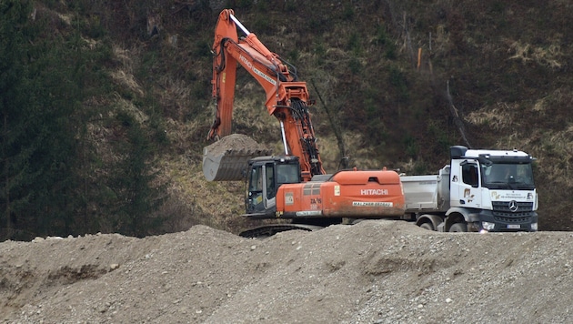 Ein Schotterwerk in der Nähe der Autobahn? Hier gilt, wenn plötzlich viele Steine auf der Straße ...