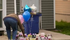 Nach der schockierenden Bluttat legten Menschen Blumen, Plüschtiere und Luftballons vor dem ...