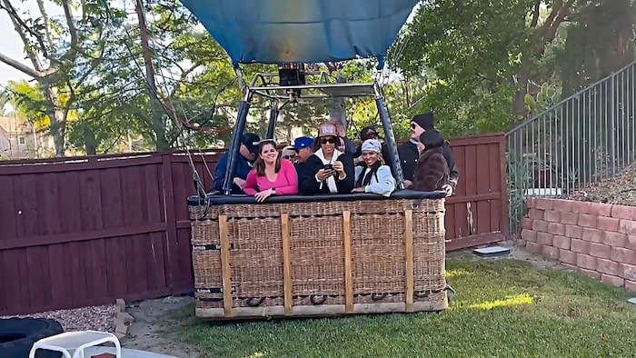 Die Passagiere nahmen den skurrilen Zwischenfall sichtlich mit Humor.