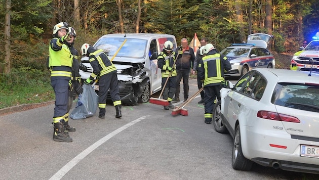 Der Kleinbus, in dem die jungen Fußballspieler saßen, wurde schwer beschädigt.