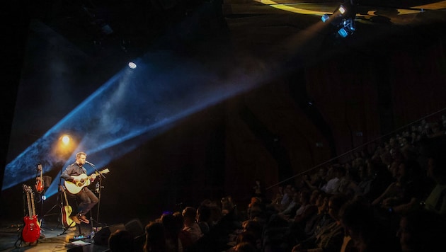 Sänger Josh geht erstmals auf Solo-Tour. Am Montag gastierte er im Oval vor ausverkauftem Haus.