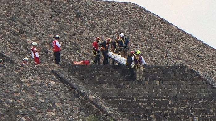 Aufnahmen wie diese zeigen in sozialen Netzwerken Rettungskräfte, die eine in ein weißes Laken ...