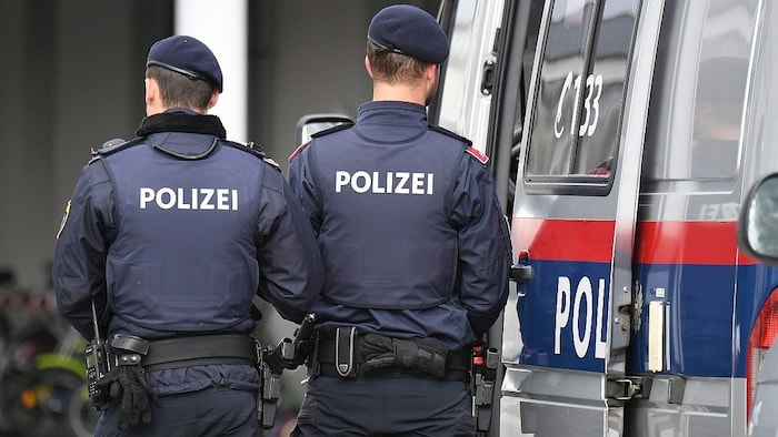 Die besorgten Nachbarn riefen die Polizei. (Symbolbild)