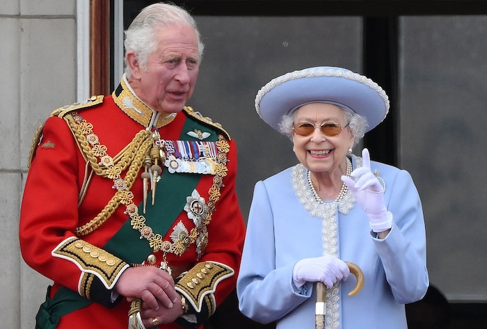 Nicht nur über Charles schreibt der Earl of Spencer in seinem Buch. Auch über Queen Elizabeth ...