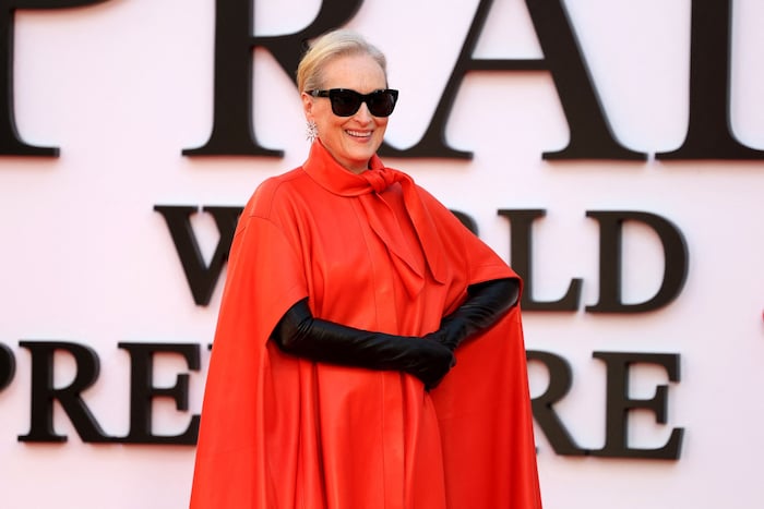 Dazu kombinierte die Schauspielerin schwarze, lange Handschuhe sowie eine schwarze Sonnenbrille.