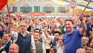 Mittlerweile Tradition am 1. Mai: Die Freiheitlichen Herbert Kickl (li.) und Manfred Haimbuchner ...