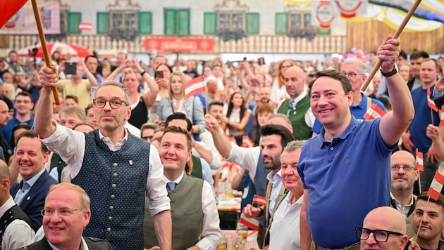 Mittlerweile Tradition am 1. Mai: Die Freiheitlichen Herbert Kickl (li.) und Manfred Haimbuchner ...