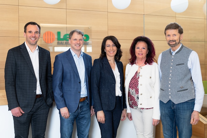 Geschäftsführer Alexander Ertl, die Eigentümer und Geschäftsführer Markus und Roswitha Leeb mit ...