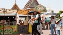 Ohne Sonnenschirme geht in Thailand nichts mehr ...