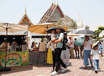 Ohne Sonnenschirme geht in Thailand nichts mehr ...