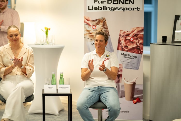 Basketball-Nachwuchstalent und ihre Mentorin Michaela Dorfmeister.