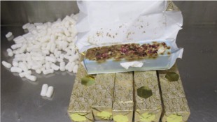 Eine international agierende Tätergruppe soll über Jahre hinweg Drogen größtenteils von den ...