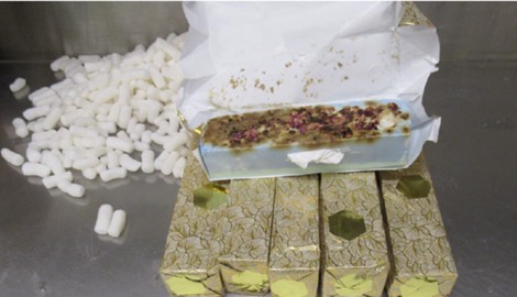 Eine international agierende Tätergruppe soll über Jahre hinweg Drogen größtenteils von den ...