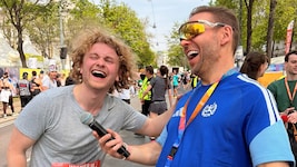 Comedian Dr. Bohl hatte nach seinem Halbmarathon in Wien im Interview mit Ziel-Moderator Ronny ...