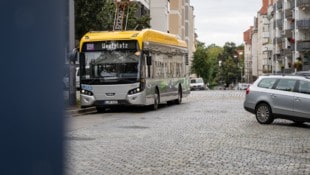 In Leipzig ging ein 22-Jähriger mit einer Axt auf einen Busfahrer los. (Symbolbild)
