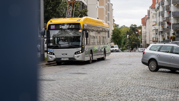 In Leipzig ging ein 22-Jähriger mit einer Axt auf einen Busfahrer los. (Symbolbild)