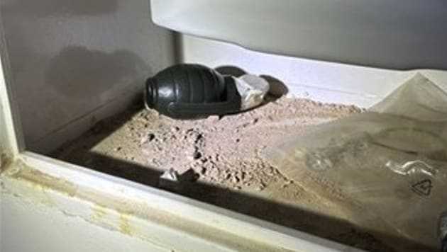 Schockfund im Stiegenhaus: Diese Handgranate lag in einem Zählerkasten – Spezialisten mussten ...