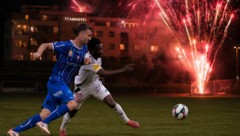 Symbolbild mit KI erstellt: Vor dem Hotel des WAC zündeten offenbar Fans von Blau-Weiß Linz ...