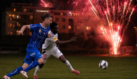 Symbolbild mit KI erstellt: Vor dem Hotel des WAC zündeten offenbar Fans von Blau-Weiß Linz ...