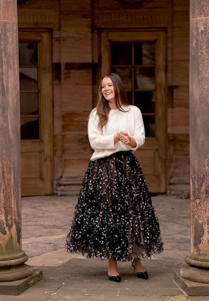 Das Armband aus 18 Karat Gold ist vom Juwelier Ole Lynggaard Copenhagen, die Pantoletten von ...