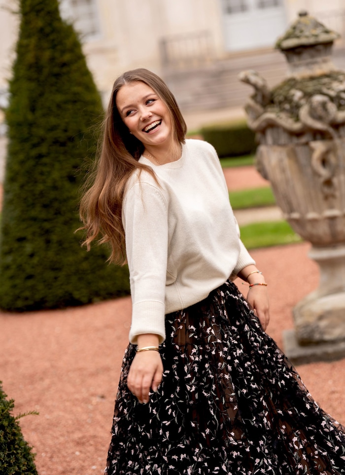 Beim Kleid handelt es sich um das Giambattista Valli X H&M HM Long Ball Dress.