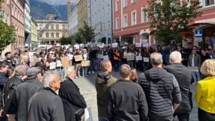 Hunderte Demonstranten wohnten der Aktion in der Innsbrucker Innenstadt bei.