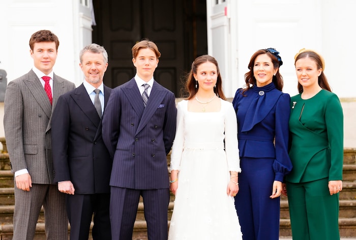 Nach ihrer Konfirmation in der Fredensborg-Schlosskirche stellen sich Prinz Vincent , und ...