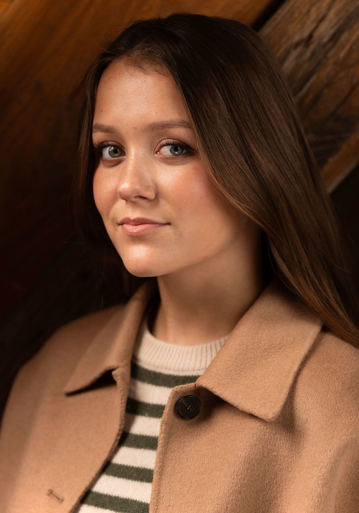 Zum 19. Geburtstag – hier ein weiteres Motiv der Serie, das sie im Kamelhaarmantel und ...