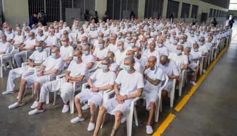 Die Angeklagten nahmen per Videokonferenz im Mega-Hochsicherheitsgefängnis „CECOT“ an der ...