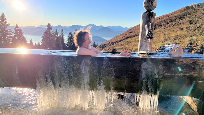 Auch zu Weihnachten darf ein erfrischendes Eisbad auf der Spitzsteinalm nicht fehlen!