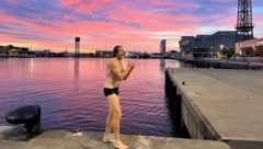 Dankbar für die schöne Kulisse geht Peter Wundsam auch im November im Hafen von Barcelona ...