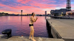 Dankbar für die schöne Kulisse geht Peter Wundsam auch im November im Hafen von Barcelona ...