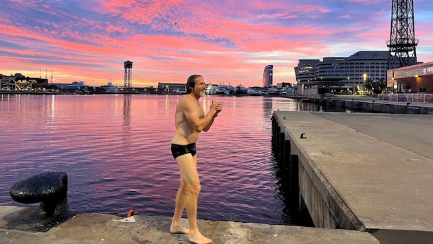 Dankbar für die schöne Kulisse geht Peter Wundsam auch im November im Hafen von Barcelona ...