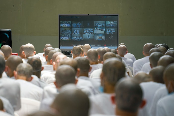 Der Massenprozess wird für die Angeklagten auf einem Bildschirm übertragen.