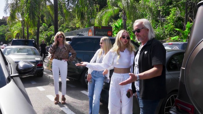 Carmen Geiss ist weniger begeistert von der Überraschung ihrer Töchter.