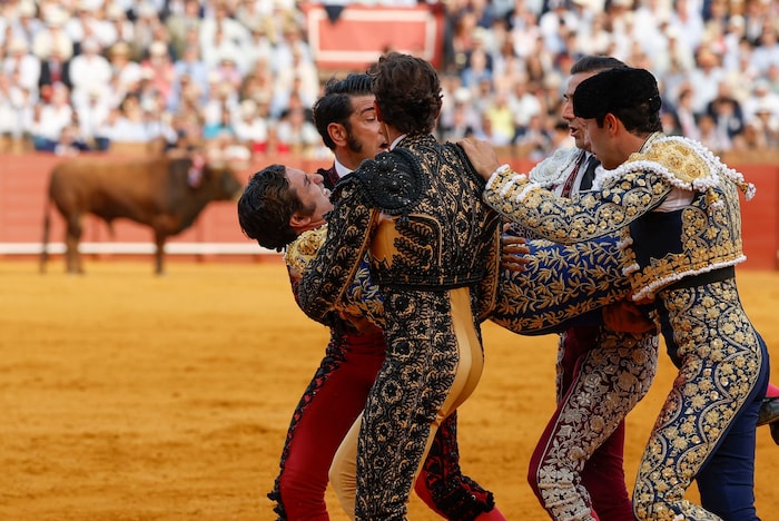Die Toreros beschrieben seinen Körper als schlaff und regungslos – an den Hörnern des Stiers war ...