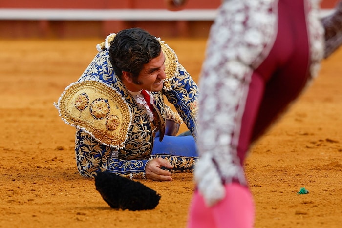 Morante versuchte ein gewagtes Manöver, schaffte es jedoch nicht, seine Arme rechtzeitig zu ...