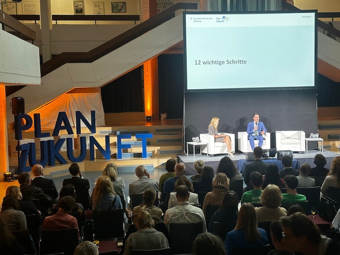 Im GRG15 auf der Schmelz stellte der Neos-Minister die konkreten Pläne vor.