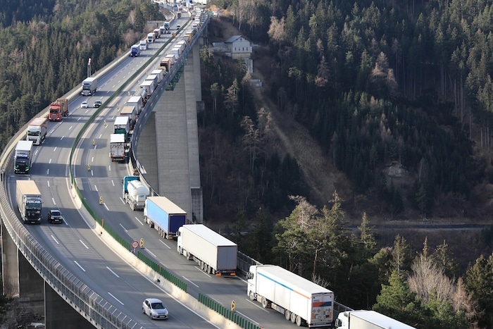 Stau, soweit das Auge reicht, gibt‘s immer wieder auf der Europabrücke.