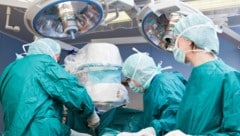 Lange Wartezeiten auf Operationen sind seit Jahren an der Tagesordnung. Besserung ist nicht in ...