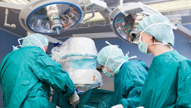 Lange Wartezeiten auf Operationen sind seit Jahren an der Tagesordnung. Besserung ist nicht in ...