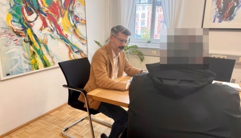 Das Opfer mit Anwalt Bernd Peck: „Mein Mandant war in akuter Lebensgefahr, er lag im Koma, ...