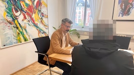 Das Opfer mit Anwalt Bernd Peck: „Mein Mandant war in akuter Lebensgefahr, er lag im Koma, ...